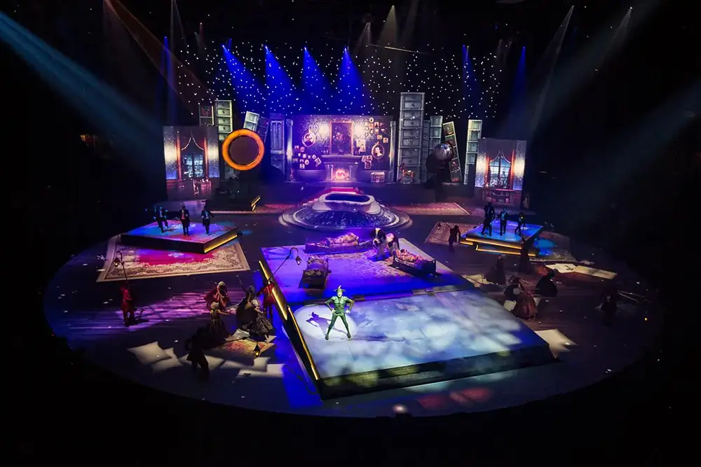 Un escenario iluminado durante un espectáculo